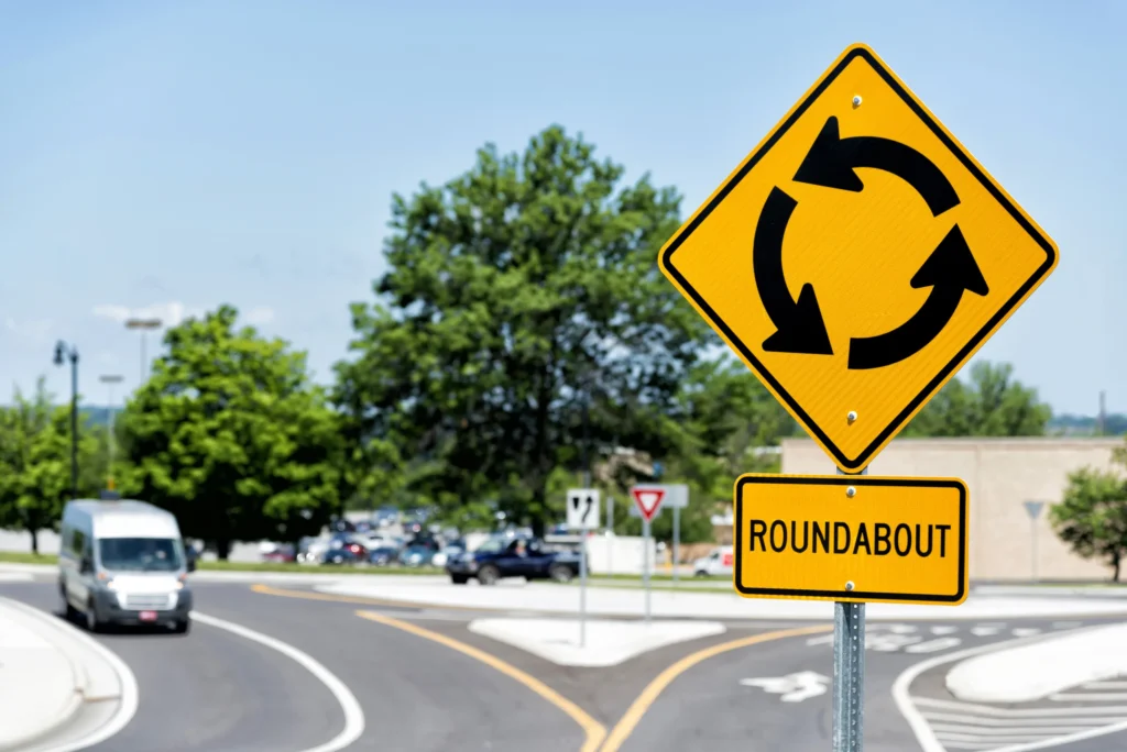 A sign saying roundabout
